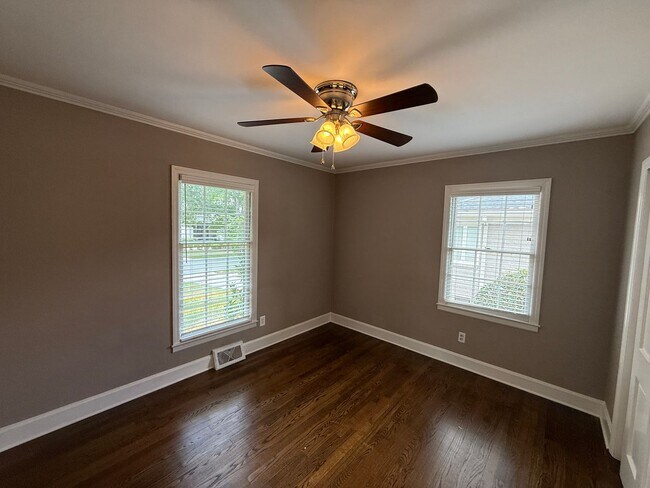 Building Photo - Myers Park 3 Bedrooms 2 Bathroom Duplex!