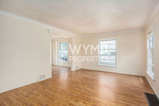 Building Photo - AVAILABLE MID-JULY!! 3 Bedroom, 1.5 Single...