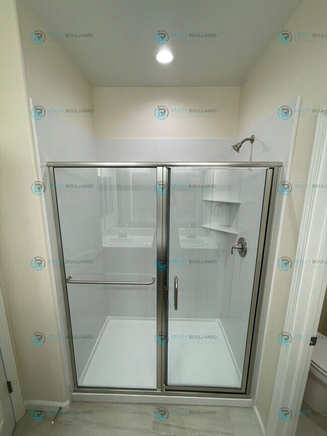 Building Photo - Half month FREE!!! Luxury and Convenience: Fully Equipped 3-Bedroom 2.5 Bathroom 2 car garage Con...