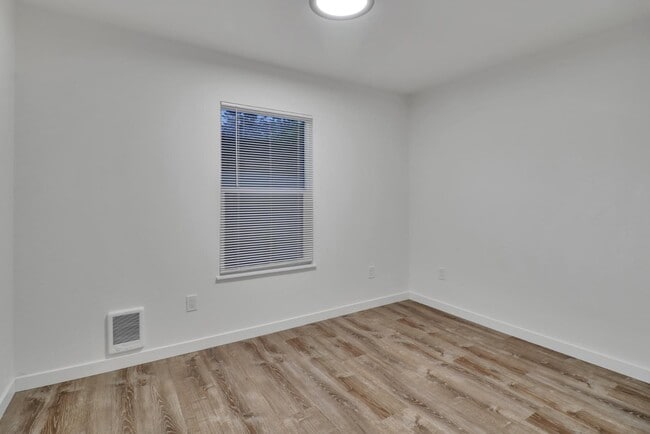 Building Photo - 721 N Stevens St