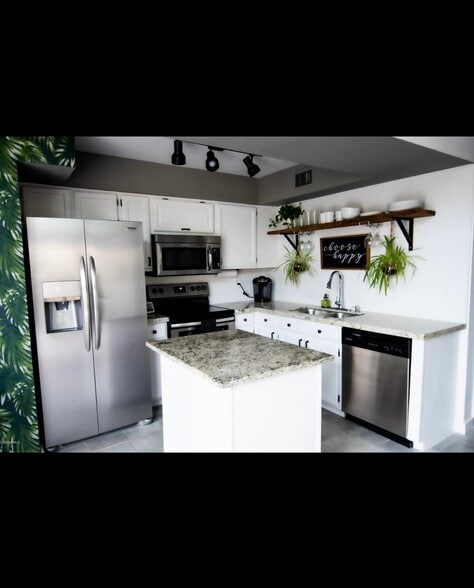 Building Photo - 602 N May