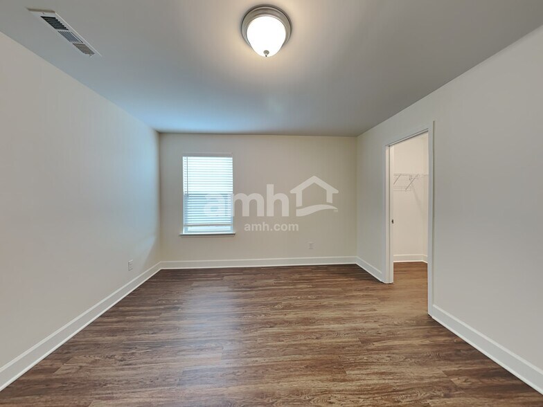 Building Photo - 3102 Esquire Dr