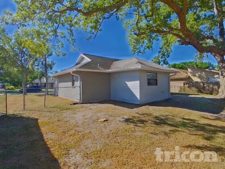 Building Photo - 1074 Deer Hollow Way