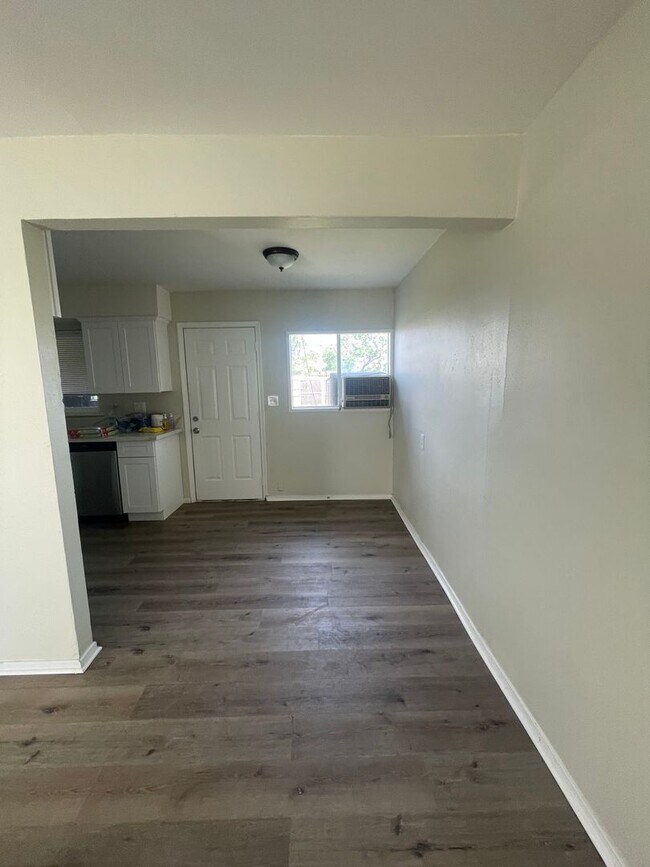 Building Photo - Comfortable Living in Mojave - Move In Ready 2bd & 1bth - Big Backyard