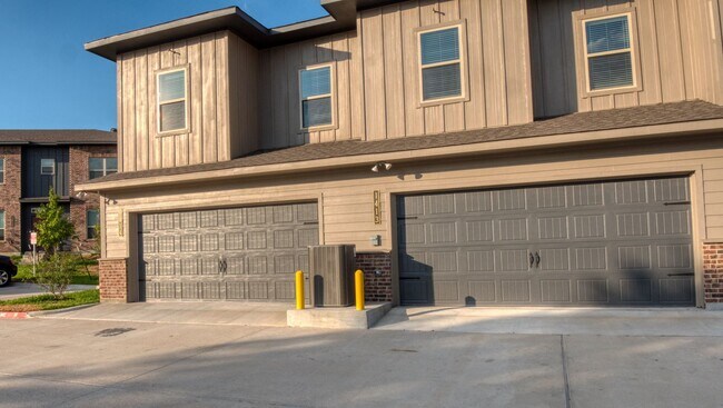 Building Photo - Spacious Townhome Available Now!