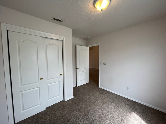 Building Photo - 13852 Paraiso Ave