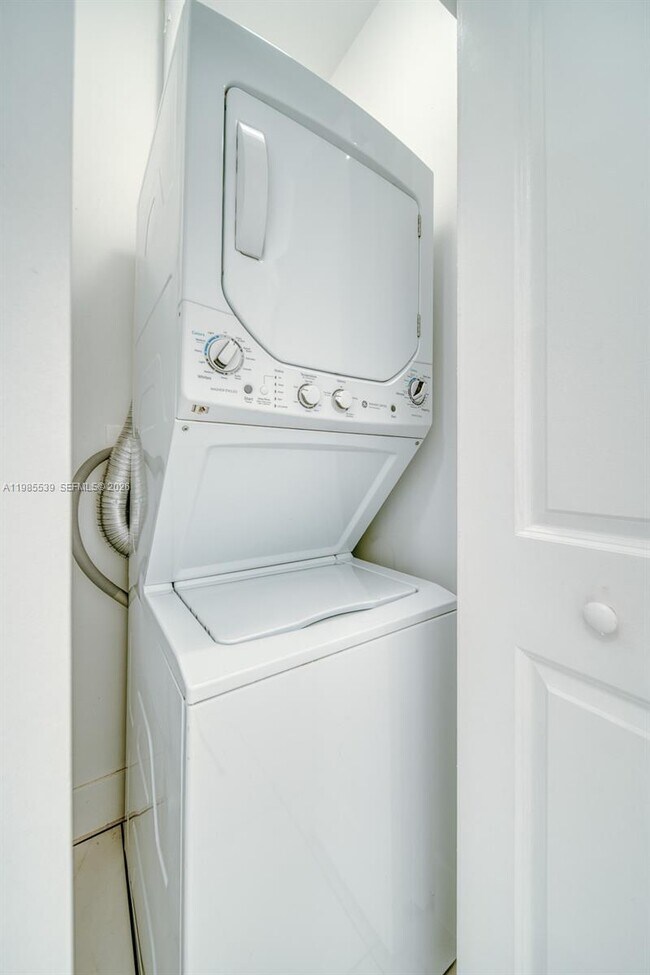 Building Photo - 14708 NE 7th Ave