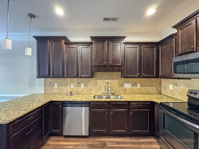 Building Photo - Lovely 3 Bed 2.5 Bath Home with Community Amenities