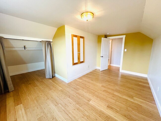 Building Photo - Beautiful 2 bedroom, + office/bonus room i...