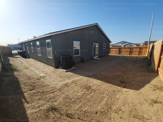 Building Photo - Newly constructed 4 bedroom/ 3 bathroom co...