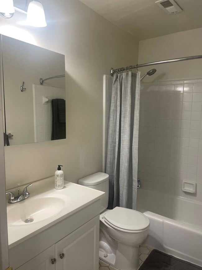 Building Photo - Condo in Raleigh Woods Available NOW!