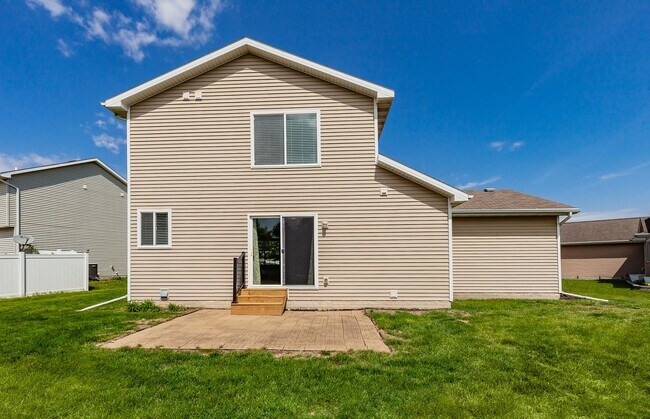 Building Photo - SPACIOUS LIVING!! 4 Bedroom, 3 Bathroom Home in Waukee!
