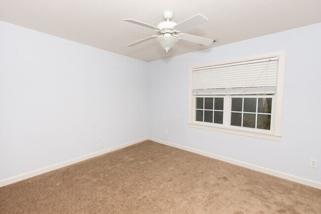 Building Photo - 104 Streamwood Dr