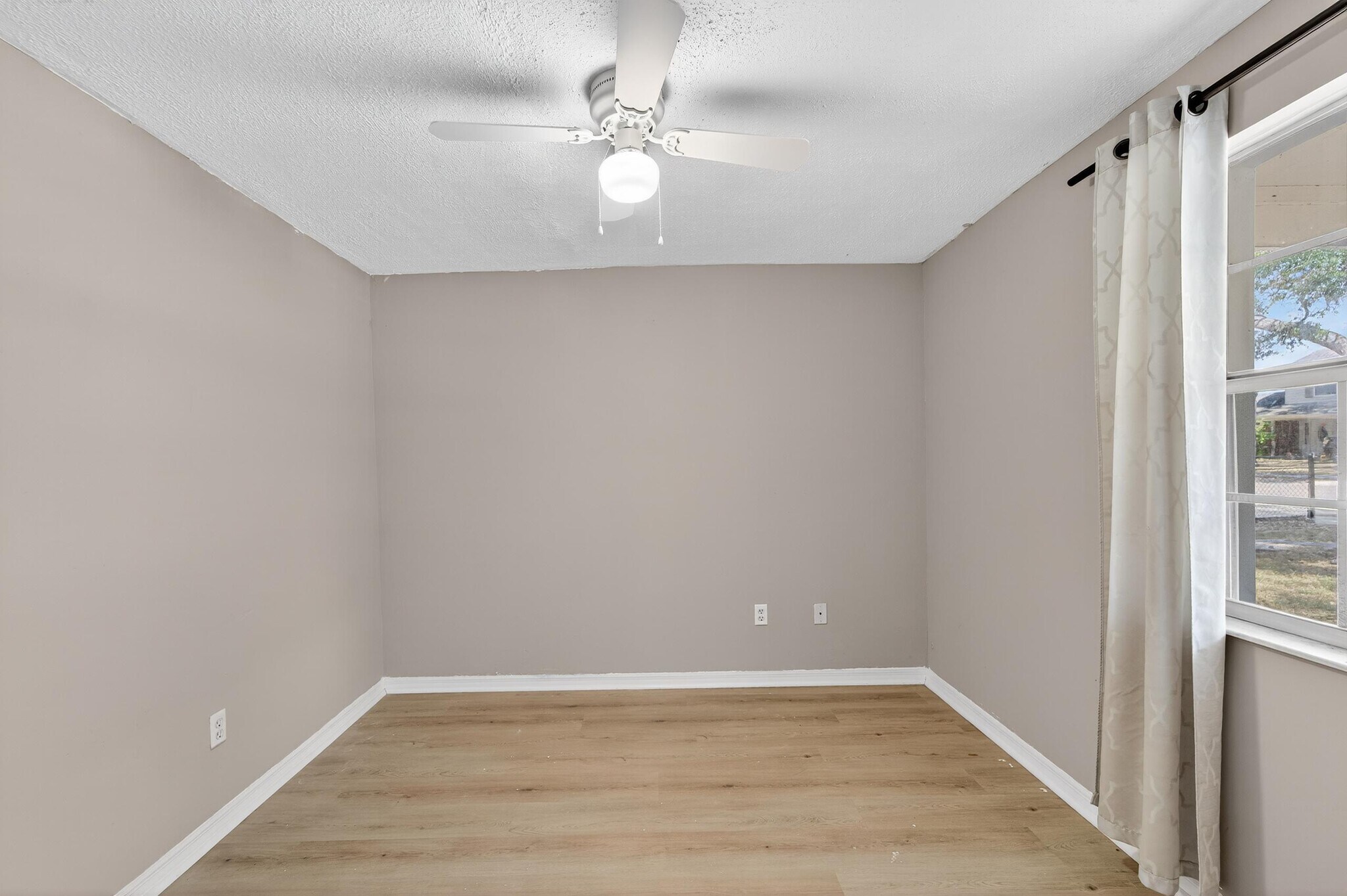 Building Photo - 1712 Village Ct
