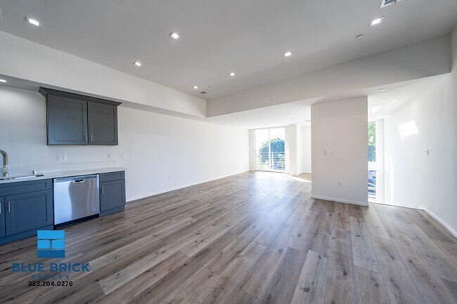 Building Photo - 5239-5241 Huntington Dr -