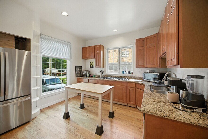 Building Photo - 627 Library Pl