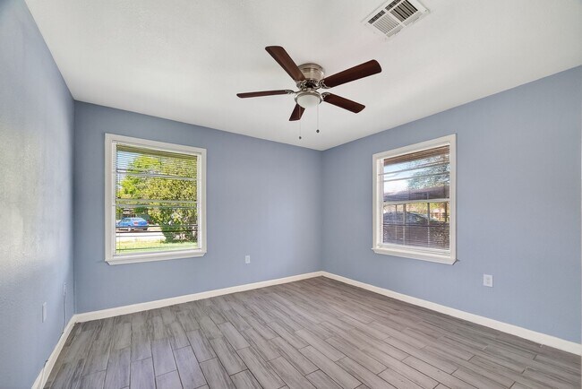 Building Photo - Spacious 4-Bed, 2-Bath Convenient South Houston Home Near Medical Center & City Access