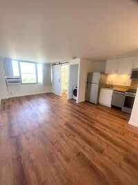 Building Photo - Renovated Studio / 1 Bath in Century Park Plaza