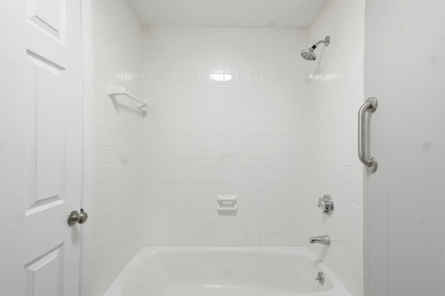 Building Photo - 18 Fountain Ln