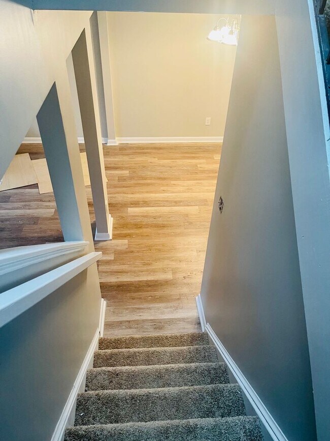 Building Photo - Beautiful recently Renovated 2 Bedroom 1.5...