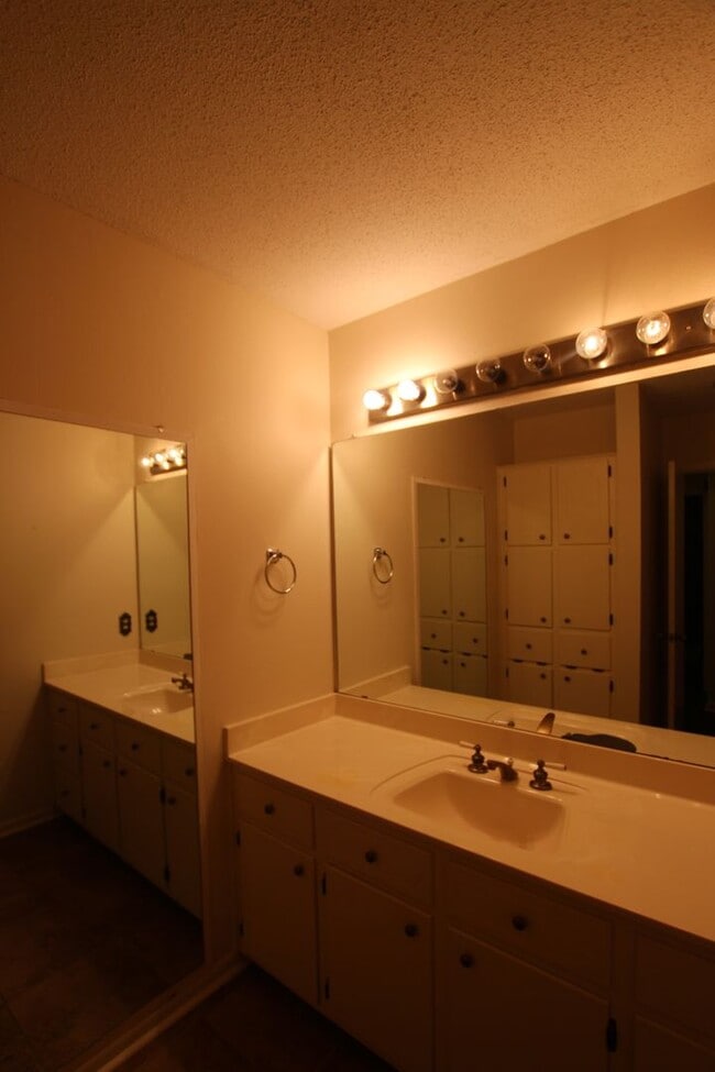 Building Photo - Beautiful 3 bedroom 2 bath home in the hea...