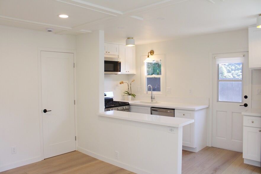 Brand new kitchen - never used stainless steel appliances - 4077 Stephens St
