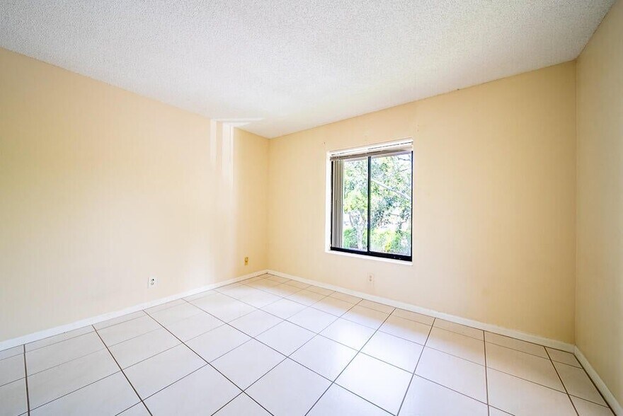 Building Photo - 202 Foxtail Dr