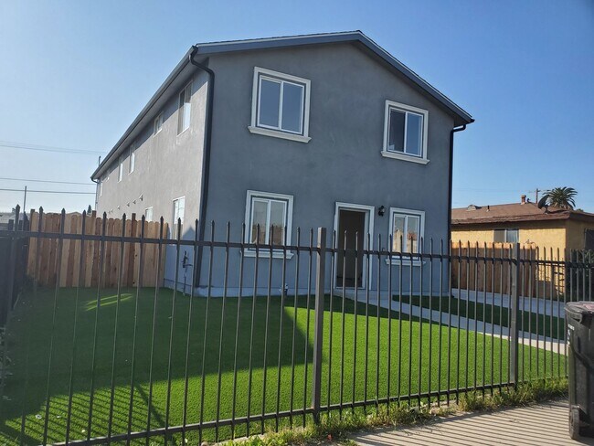 Building Photo - MULTI-FAMILY HOUSE