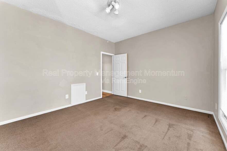 Building Photo - 930 E Primrose St