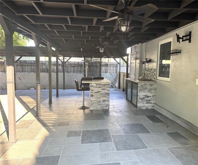 Building Photo - 731 E 19th St