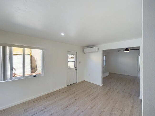 Building Photo - 6715-6717 N Elman St