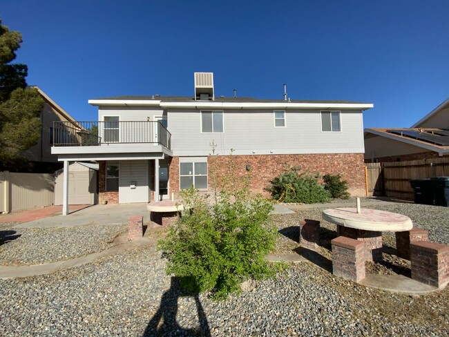 Building Photo - 4 Bedroom Home Available Near Unser Blvd N...