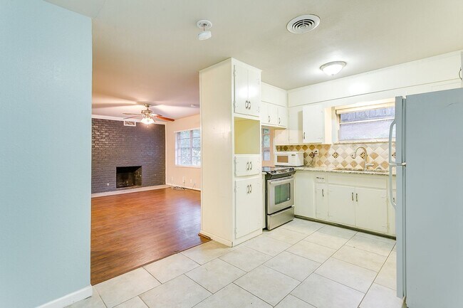 Building Photo - Ready for New Tenants- Large 3 bed, 2 bath...
