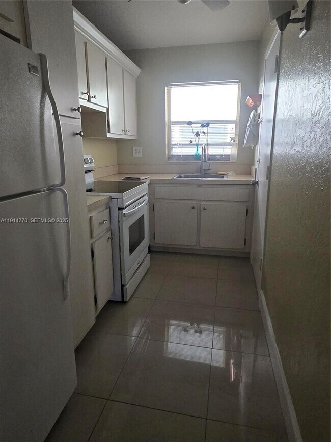 Building Photo - 1425 Arthur St