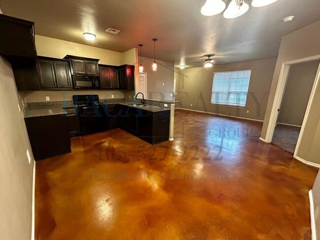 Building Photo - 3BR 2BA duplex with 2 car garage!!