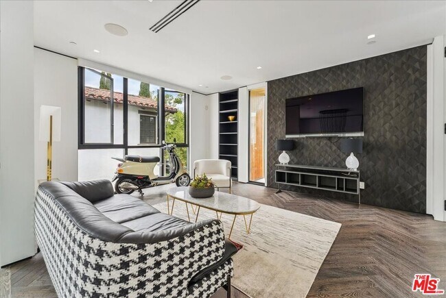 Building Photo - 213 S La Peer Dr