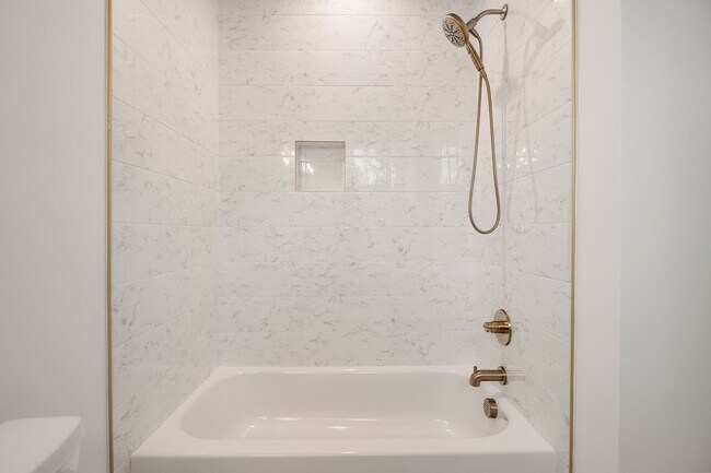 Building Photo - Beautiful 4-bedroom, 4-bathroom Custom Home Durham, NC