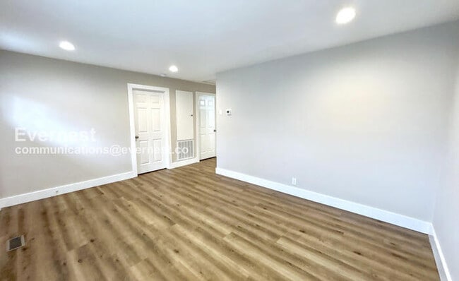 Building Photo - 1732 17th Ave N