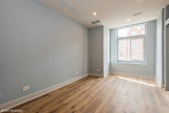 Building Photo - 1446 W Irving Park Rd