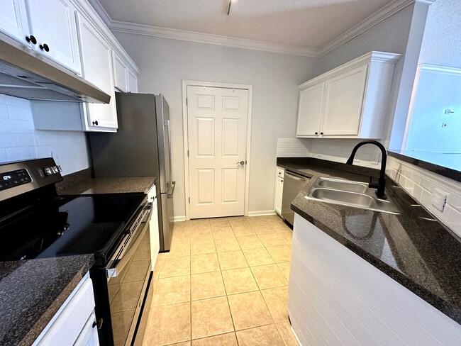 Building Photo - 2 Bedroom, 1 Bath Condo in The Concord West of the Ashley!