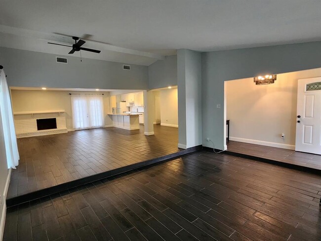Building Photo - 2123 Quail Valley E Dr