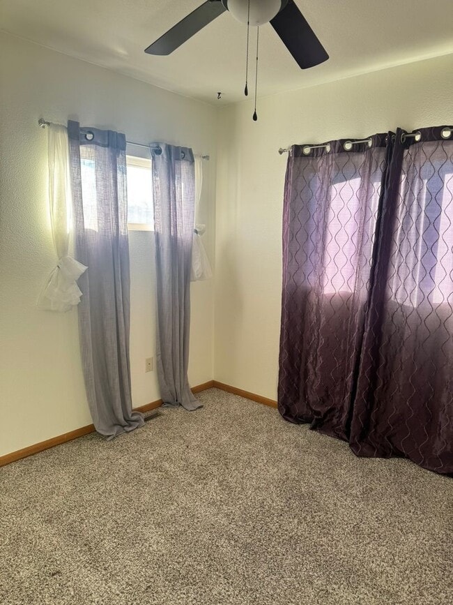 Building Photo - Charming 5 Bedroom