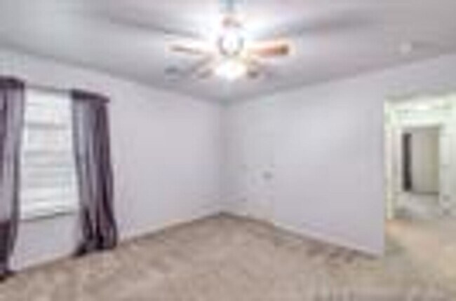 Building Photo - Well maintained home in a great location w...