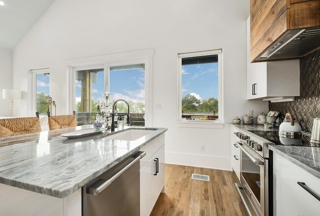 Building Photo - 45 Pine Knoll Ln