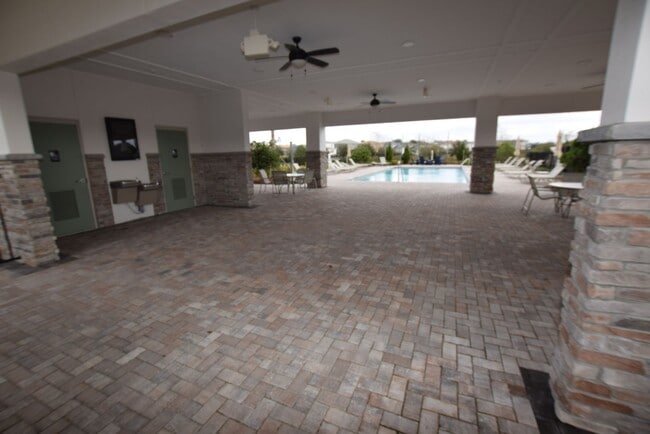 Building Photo - 15966 Winding Bluff Dr