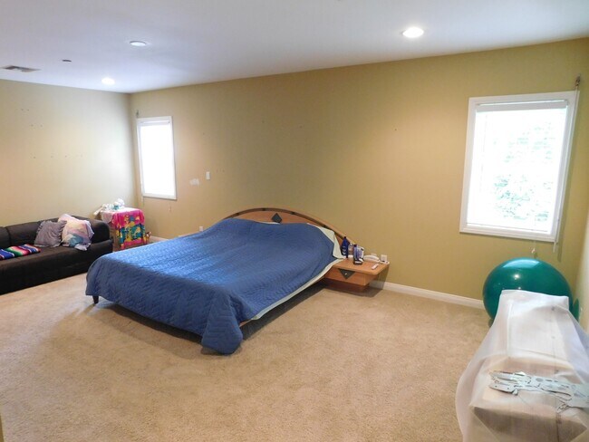 Building Photo - 1441 N Naomi St