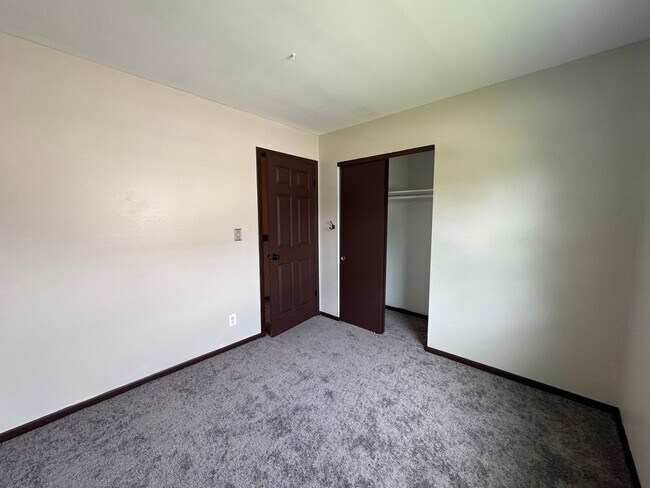 Building Photo - Your new Townhouse Awaits! 3 Bed / 1.5 Bat...
