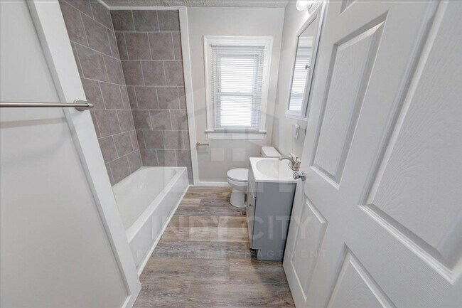 Building Photo - 919 N Bradley Ave