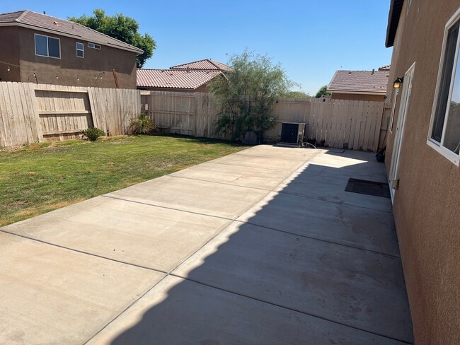 Building Photo - 615 Sky View Dr
