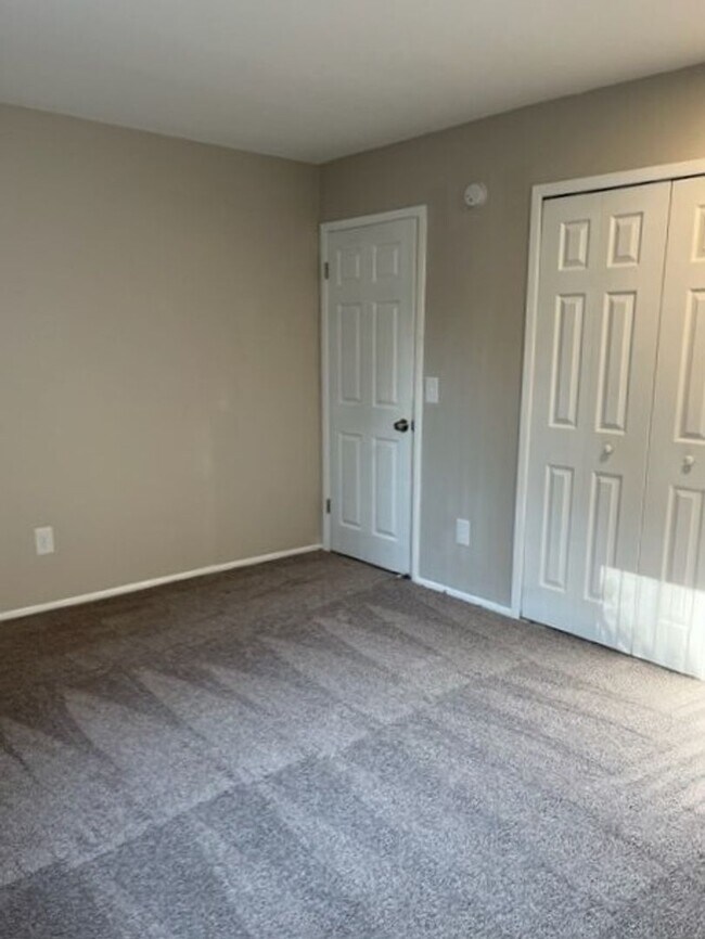 Building Photo - Charming, 2 bedroom/1 bath near Downtown Rochester!